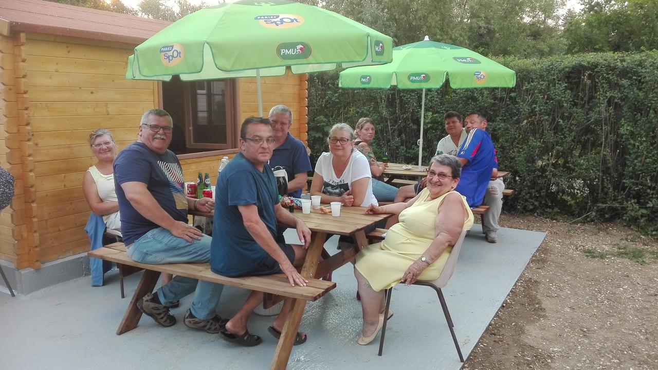 Camping Loisirs Des Groux Mousseaux-sur-Seine Exterior foto